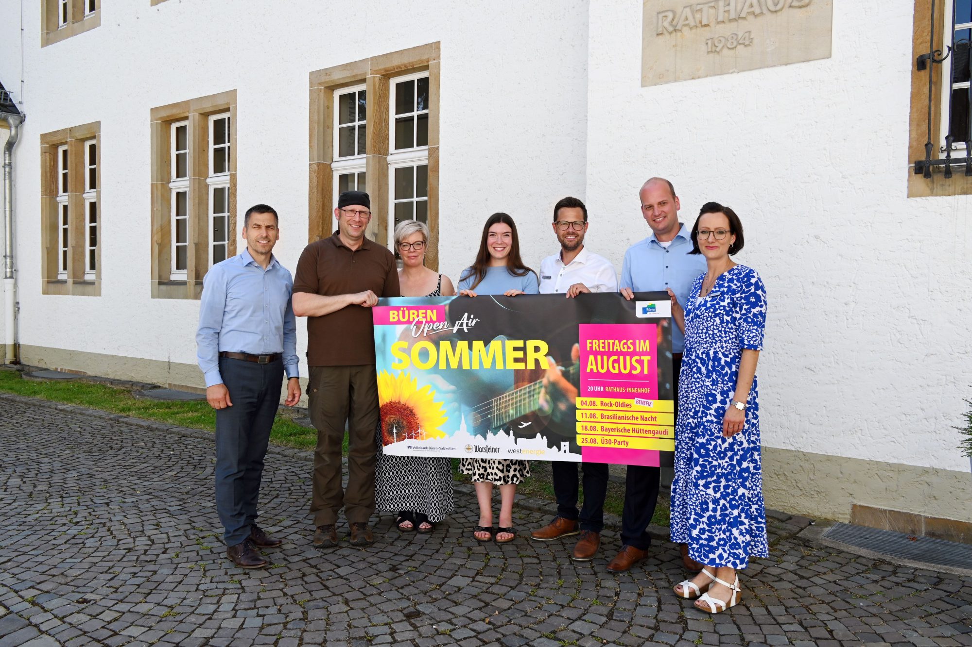 Bürgermeister Burkhard Schwuchow, Achim und Marion Lenniger (Lennigers Leckerbissen), Laura Heinzelmann (Warsteiner Brauerei), Alexander Menke (Stadtmarketing Büren), Benedikt Stiewe (Volksbank Büren-Salzkotten, Zweigniederlassung der VerbundVolksbank OWL eG) und Isabel Schulte (Stadtmarketing Büren). Nicht im Bild: Julia Snelinski (Westenergie). (Foto: Stadt Büren)