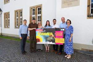 Bürgermeister Burkhard Schwuchow, Achim und Marion Lenniger (Lennigers Leckerbissen), Laura Heinzelmann (Warsteiner Brauerei), Alexander Menke (Stadtmarketing Büren), Benedikt Stiewe (Volksbank Büren-Salzkotten, Zweigniederlassung der VerbundVolksbank OWL eG) und Isabel Schulte (Stadtmarketing Büren). Nicht im Bild: Julia Snelinski (Westenergie). (Foto: Stadt Büren)
