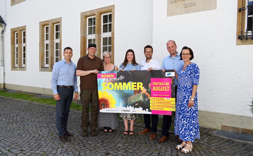 Bürgermeister Burkhard Schwuchow, Achim und Marion Lenniger (Lennigers Leckerbissen), Laura Heinzelmann (Warsteiner Brauerei), Alexander Menke (Stadtmarketing Büren), Benedikt Stiewe (Volksbank Büren-Salzkotten, Zweigniederlassung der VerbundVolksbank OWL eG) und Isabel Schulte (Stadtmarketing Büren). Nicht im Bild: Julia Snelinski (Westenergie). (Foto: Stadt Büren)