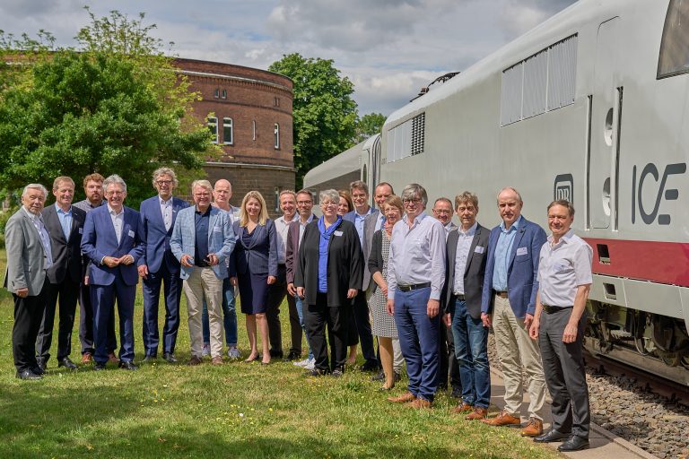 Beim Besuch am RailCampus OWL in Minden am Mittwoch, 28. Juni 2023, konnten die beiden Bundestagsabgeordneten Frank Schäffler (FDP, 7. v. l.) und Achim Post (SPD, 4. v. l.) eine positive Nachricht verkünden. Der Haushaltsausschuss des Bundestages hat über die Finanzierung für ein Forschungsprojekt zur Zukunft der Mobilität am RailCampus OWL entschieden. Darüber freuten sich die Vertreter der vier Hochschulen aus OWL, die Mitglieder des Vorstandes des RailCampus OWL, der Geschäftsführer des RailCampus OWL Jürgen Tuscher, Hans-Peter Lang, CTO der Deutschen Bahn AG, sowie der Bürgermeister von Minden Michael Jäcke und Vertreter des Rats der Stadt Minden. (Foto: RailCampus OWL)