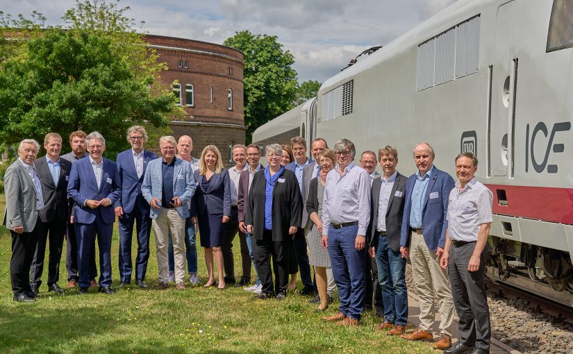 Beim Besuch am RailCampus OWL in Minden am Mittwoch, 28. Juni 2023, konnten die beiden Bundestagsabgeordneten Frank Schäffler (FDP, 7. v. l.) und Achim Post (SPD, 4. v. l.) eine positive Nachricht verkünden. Der Haushaltsausschuss des Bundestages hat über die Finanzierung für ein Forschungsprojekt zur Zukunft der Mobilität am RailCampus OWL entschieden. Darüber freuten sich die Vertreter der vier Hochschulen aus OWL, die Mitglieder des Vorstandes des RailCampus OWL, der Geschäftsführer des RailCampus OWL Jürgen Tuscher, Hans-Peter Lang, CTO der Deutschen Bahn AG, sowie der Bürgermeister von Minden Michael Jäcke und Vertreter des Rats der Stadt Minden. (Foto: RailCampus OWL)