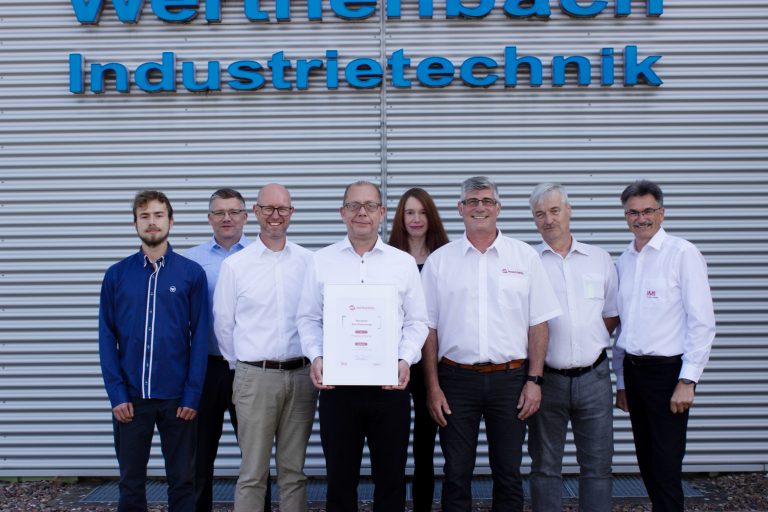 Lars Fillies von Carl Werthenbach präsentiert das Premier Partner-Zertifikat von Norgren (v. l. n. r.: Jona Mutschler (CW), Heiko Symanski (CW), Florian Toczylowski (Norgren), Lars Fillies (CW), Sabrina Rovcanin (CW), Thomas Schröder (Norgren), Thomas Schroer (CW), Dietmar Grün (Norgren) (Foto: NOGREN)