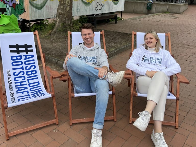 (von links): Malte Brinkmann, Auszubildender zum Elektroniker, Elektro Gartmann GmbH & Co. KG, berichtete aus einem HWK-Ausbildungsgang, Anna Ananda Scherder, Auszubildende zur Industriekauffrau, A. Rawie GmbH & Co. KG, aus einem IHK-Beruf (Bildquelle: IHK)