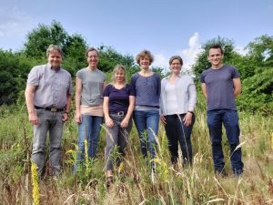 Freuen sich über die neue Kooperation mit dem Flughafen Münster/Osnabrück: Von links nach rechts: Paul Uphaus, Geschäftsführer Naturschutzstiftung Grafschaft Bentheim Kirstin Meyer, Geschäftsführerin Naturschutzstiftung Emsland Maike Hoberg, Projektkoordinatorin Naturschutzstiftung Emsland Birgit Grötsch, FMO-Grünflächenmanagement Frauke Brundiek, FMO- Umweltbeauftragte Lars Diekmann, Projektmanagement Naturschutzstiftung Grafschaft Bentheim (Foto: FMO)