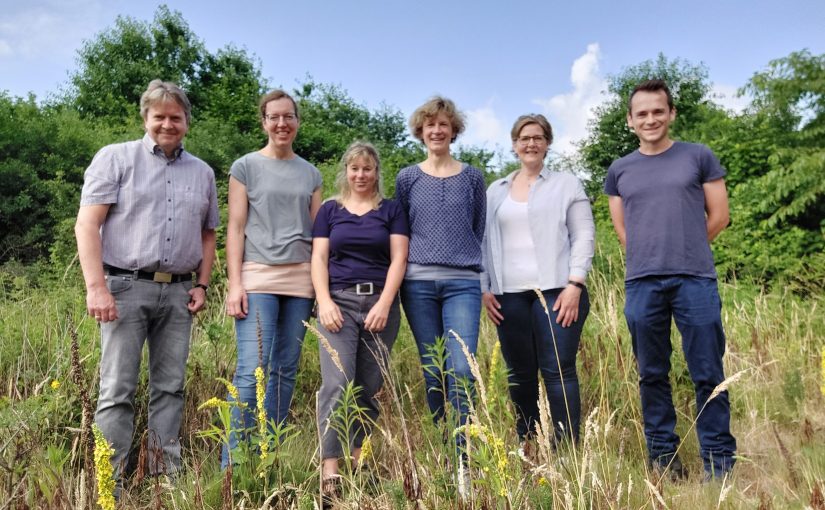 Freuen sich über die neue Kooperation mit dem Flughafen Münster/Osnabrück: Von links nach rechts: Paul Uphaus, Geschäftsführer Naturschutzstiftung Grafschaft Bentheim Kirstin Meyer, Geschäftsführerin Naturschutzstiftung Emsland Maike Hoberg, Projektkoordinatorin Naturschutzstiftung Emsland Birgit Grötsch, FMO-Grünflächenmanagement Frauke Brundiek, FMO- Umweltbeauftragte Lars Diekmann, Projektmanagement Naturschutzstiftung Grafschaft Bentheim (Foto: FMO)