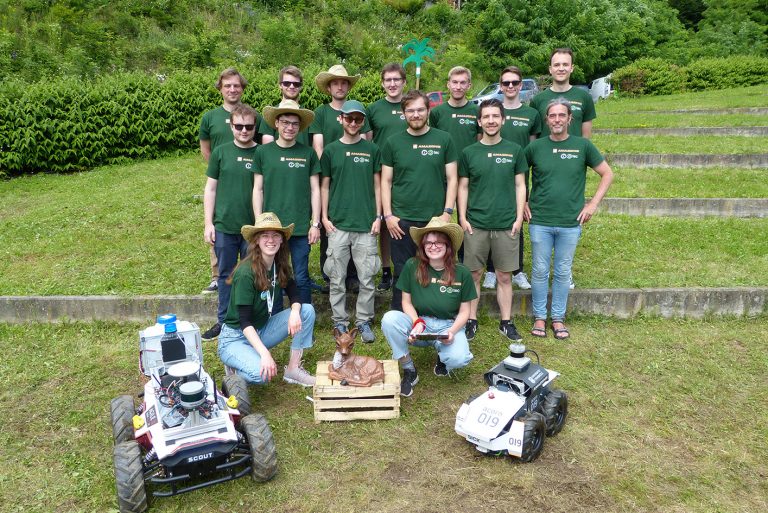 Das Team der Hochschule und der Universität Osnabrück hat beim diesjährigen Internationalen FeldroboterWettbewerb zwei Bronzemedaillen errungen. (Foto: Andreas Linz / Hochschule Osnabrück)