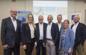 Die neuen Fördermöglichkeiten stellten Eberhard Franz vom Niedersächsischen Ministerium für Wirtschaft, Verkehr, Bauen und Digitalisierung (v.li.), Landrätin Anna Kebschull, die beiden WIGOS-Geschäftsführer Siegfried Averhage und Peter Vah-renkamp, Dr. Daniel Kipp (MCON), Andrea Frosch vom WIGOS-UnternehmensService und Christian Coesfeld (NBank) im Kreishaus vor. (Foto: Uwe Lewandowski)
