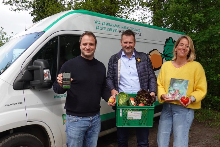 „Gemüsegärtner“-Inhaber Rene Belker (li.) und Sarah Karow-Lodter stellten Axel Kolhosser vom WIGOS-UnternehmensService die Pläne vor. (Foto: Sandra Joachim-Meyer )