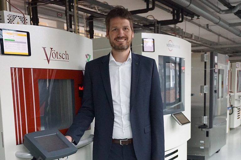 Dr. Stephan Middelkamp, General Manager für Qualität und Technologien bei der HARTING Technologiegruppe, vor einer Kälte-Kammer. Hier werden Steckverbinder und Bauteile bei Minus 65 Grad Celsius auf Herz und Nieren getestet, damit sie später im Einsatz auch in rauen Umgebungen einwandfrei funktionieren. (Foto: Harting)