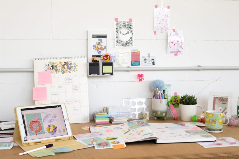 Mut machen und über die chronisch-entzündliche Darmerkrankung informieren, ohne dafür trockene Medizinbücher wälzen zu müssen: Dies möchte Julia Sarah Derksen mit ihrem Buch erreichen. (Foto: Julia Sarah Derksen)