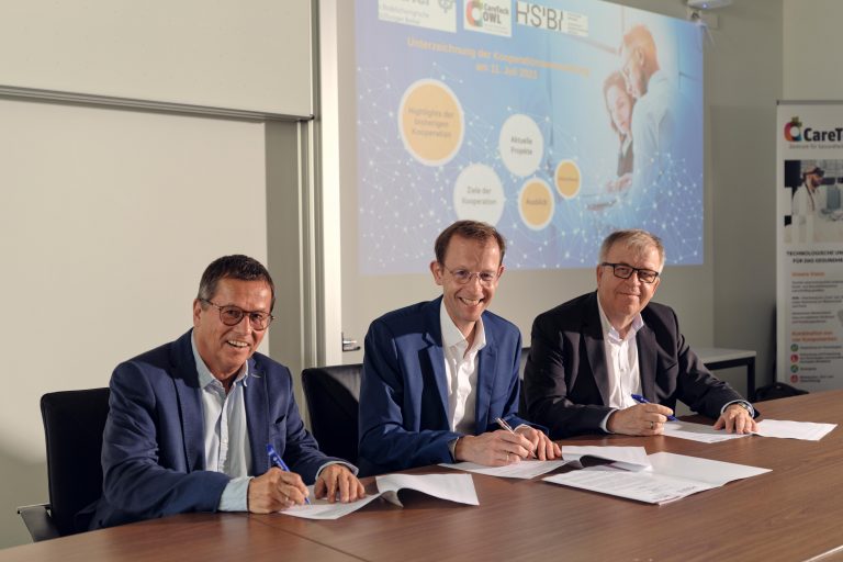 v.l.: Prof. Dr. Ingmar Steinhart, Vorstandsmitglied der vBS Bethel, Prof. Dr. Ulrich Schäfermeier, Vizepräsident für Internationalisierung und Digitalisierung der HSBI, und Pastor Ulrich Pohl, Vorstandsvorsitzender der vBS Bethel. (Foto: K. Starodubskij/HSBI)