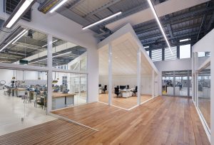 Alle Werk- und Büroarbeitsplätze im NAZHA sind nach modernsten Standards eingerichtet. (Foto: Harting)