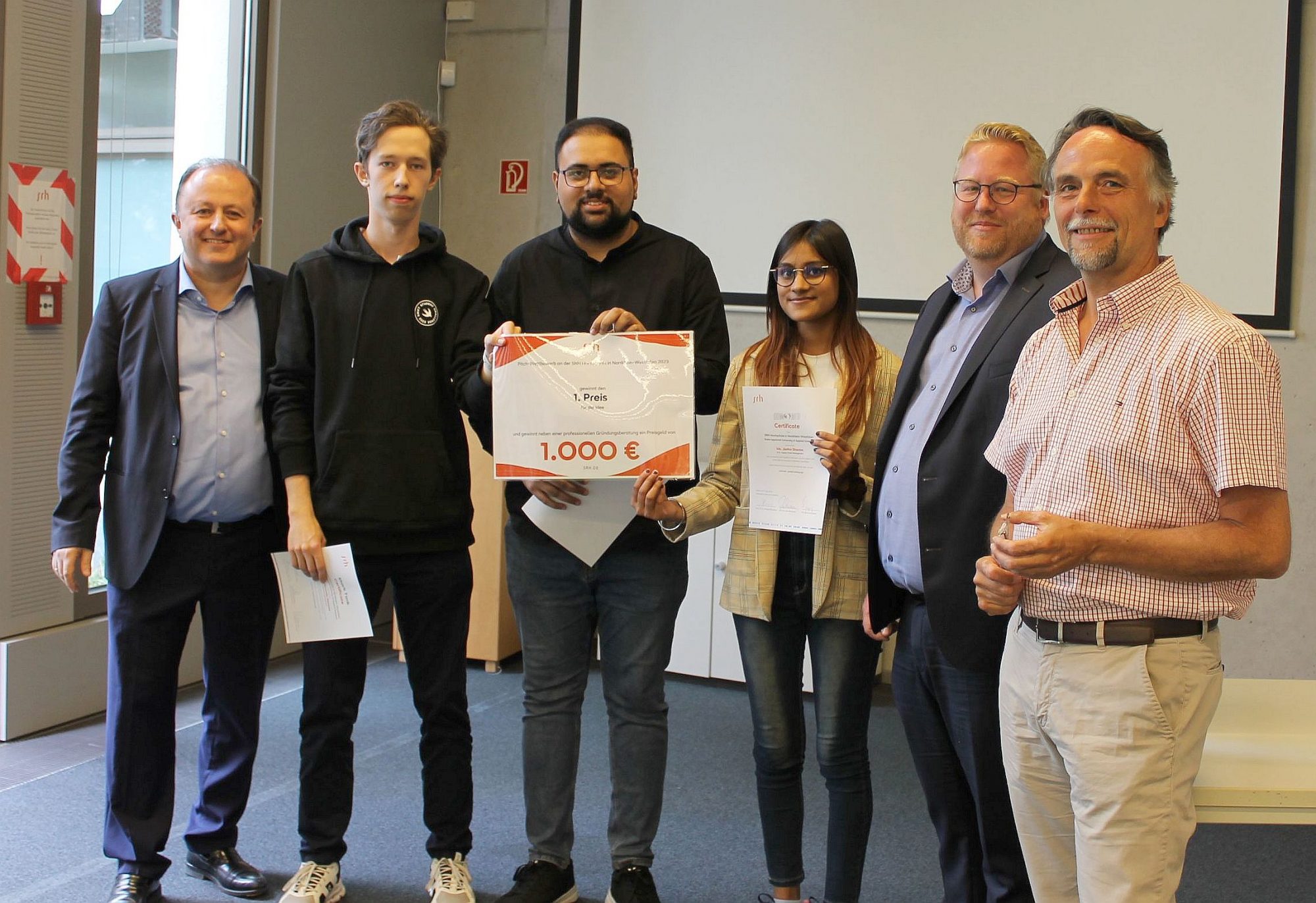 (v.l.n.r.): Prof. Dr. Dr. Philipp Plugmann, das Gewinner-Team "JustCook", Prof. Dr. Lars Rickmann und Bernhard Küppers | (Foto: SRH)