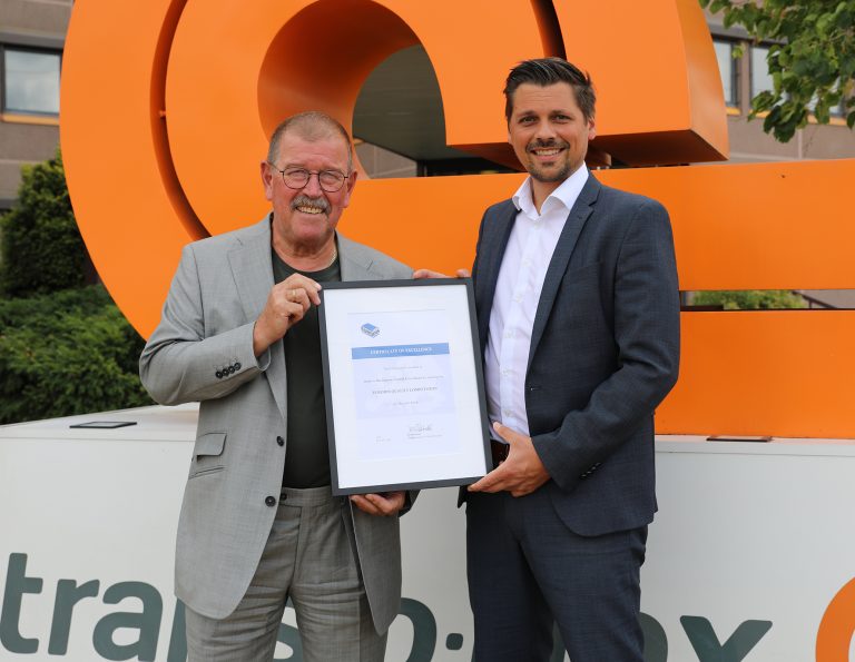 Jens Reibold gratuliert Wolfgang P. Albeck, CEO des Expressdienstes trans-o-flex, zum erneuten Gewinn des EURODIS-Qualitätspreises. Reibold ist Geschäftsführer der EURODIS GmbH, die das internationale, straßengeführte Netz für gemeinsame Transporte von Paketen und Paletten in 36 europäischen Ländern steuert. (Foto: trans-o-flex)