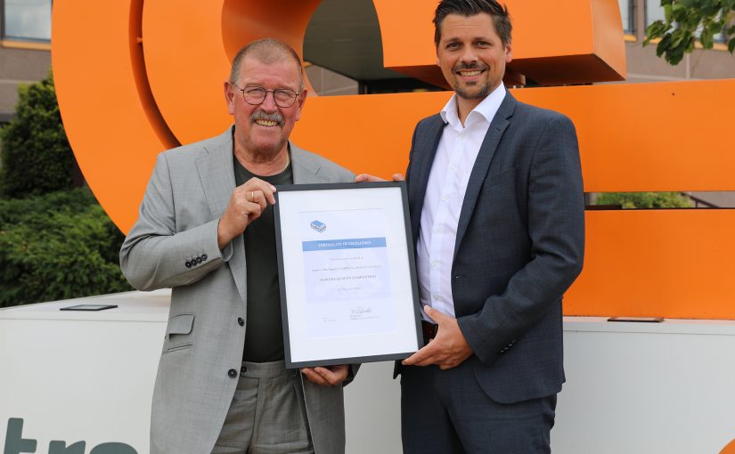 Jens Reibold gratuliert Wolfgang P. Albeck, CEO des Expressdienstes trans-o-flex, zum erneuten Gewinn des EURODIS-Qualitätspreises. Reibold ist Geschäftsführer der EURODIS GmbH, die das internationale, straßengeführte Netz für gemeinsame Transporte von Paketen und Paletten in 36 europäischen Ländern steuert. (Foto: trans-o-flex)