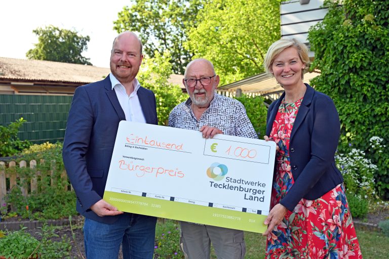 Manfred Illmann (Mitte) freute sich über die Auszeichnung mit dem Bürgerpreis der Stadtwerke Tecklenburger Land und den symbolischen Scheck über 1.000 Euro. Stadtwerke-Geschäftsführer Christian Averdiek und Bürgermeisterin Annette Große-Heitmeyer gratulierten. (Foto: SWTE)