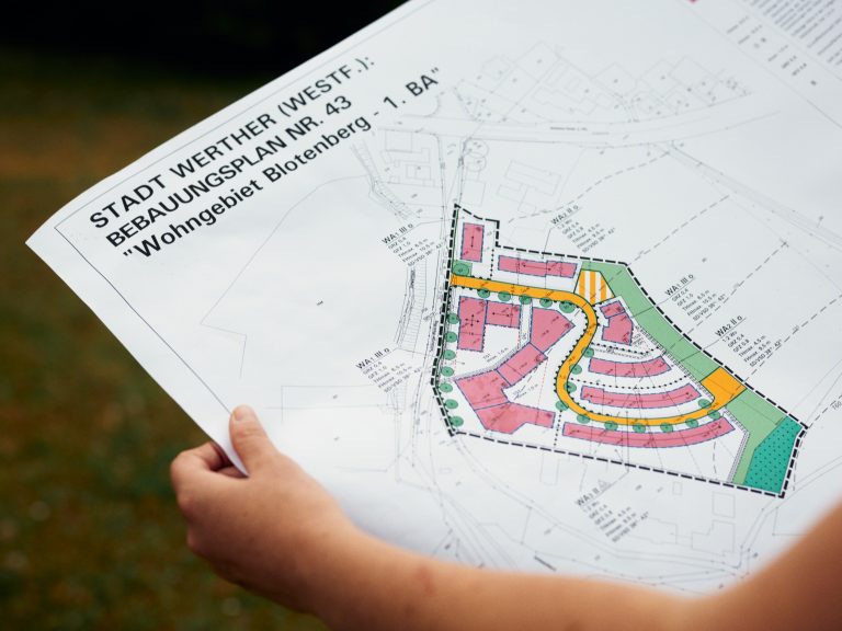Die Stadt Werther (Westf.) vergibt ihre begehrten Baugrundstücke nach sozialen Kriterien. Diese werden dank dem mathematischem Modell transparent gewichtet. (Foto: P. Pollmeier/HSBI)