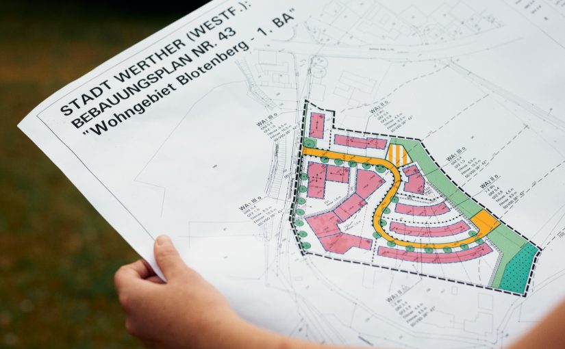 Die Stadt Werther (Westf.) vergibt ihre begehrten Baugrundstücke nach sozialen Kriterien. Diese werden dank dem mathematischem Modell transparent gewichtet. (Foto: P. Pollmeier/HSBI)