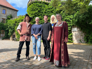 Der Tross der „Fogelvreien“ hält Einzug auf der Sparrenburg: Till Howe (l.), Johannes Faget (r.) und Elke Osterhaus (r.) von „Fogelvrei“ stellen gemeinsam mit Katharina Schilberg und Jens Kramer das Programm zum Sparrenburgfest 2023 vor. (Foto: Bielefeld Marketing GmbH)