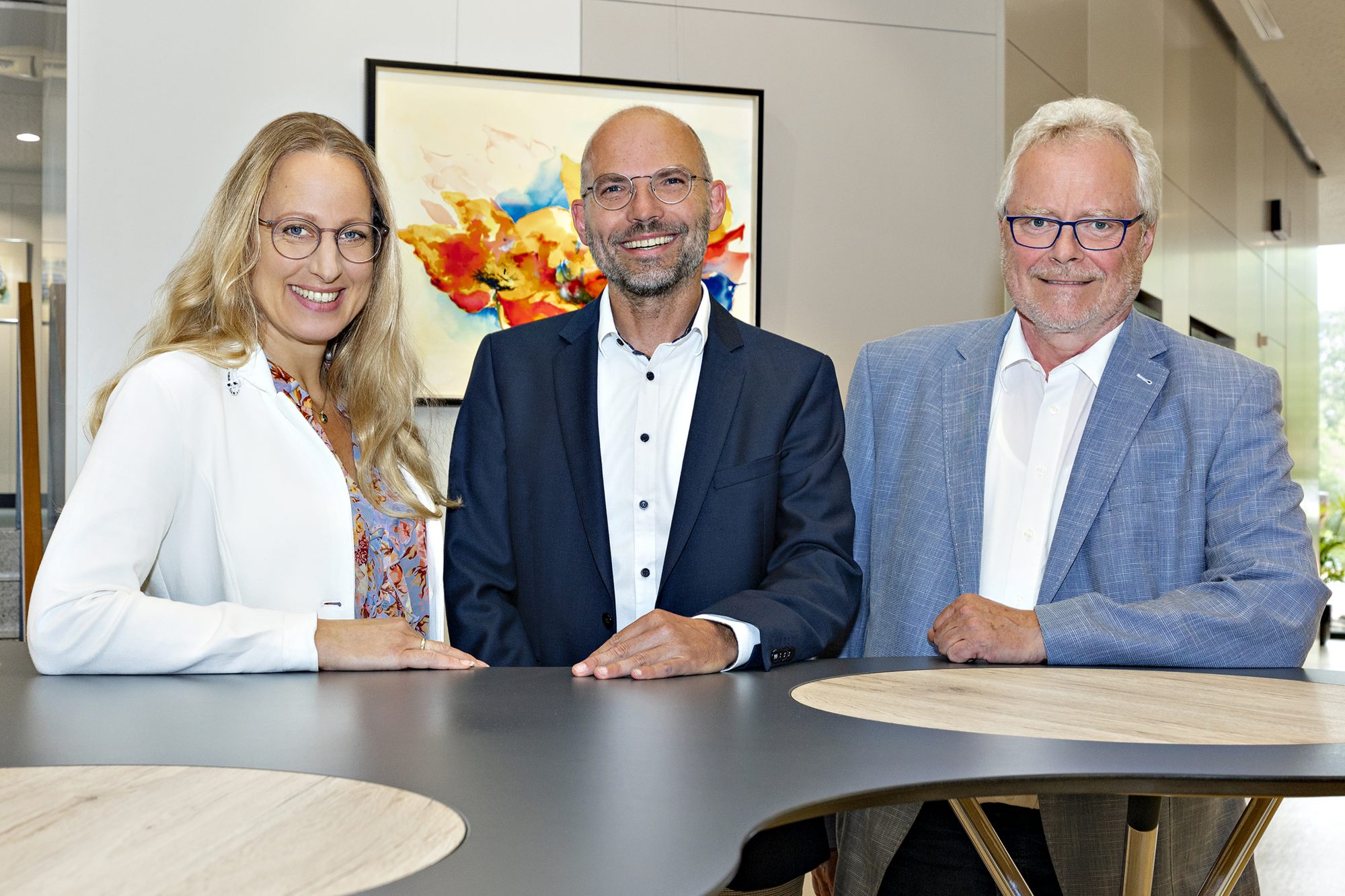 Landrätin Anna Kebschull und der langjährige WIGOS-Geschäftsführer, Siegfried Averhage, wünschen Peter Vahrenkamp (Mitte) viel Erfolg bei seinen neuen Aufga-ben. (Foto: Miriam Loeskow-Bücker )