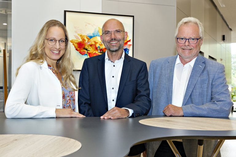 Landrätin Anna Kebschull und der langjährige WIGOS-Geschäftsführer, Siegfried Averhage, wünschen Peter Vahrenkamp (Mitte) viel Erfolg bei seinen neuen Aufga-ben. (Foto: Miriam Loeskow-Bücker )