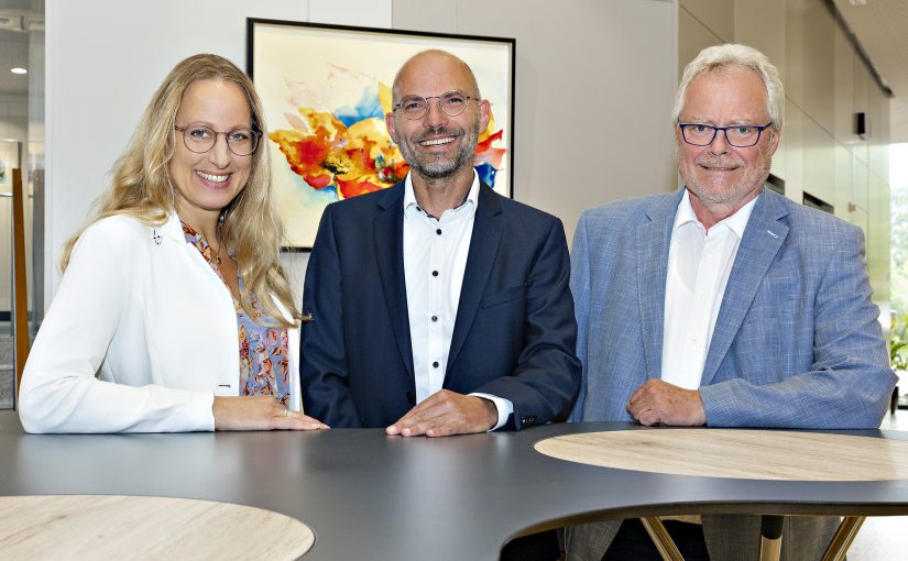 Landrätin Anna Kebschull und der langjährige WIGOS-Geschäftsführer, Siegfried Averhage, wünschen Peter Vahrenkamp (Mitte) viel Erfolg bei seinen neuen Aufga-ben. (Foto: Miriam Loeskow-Bücker )