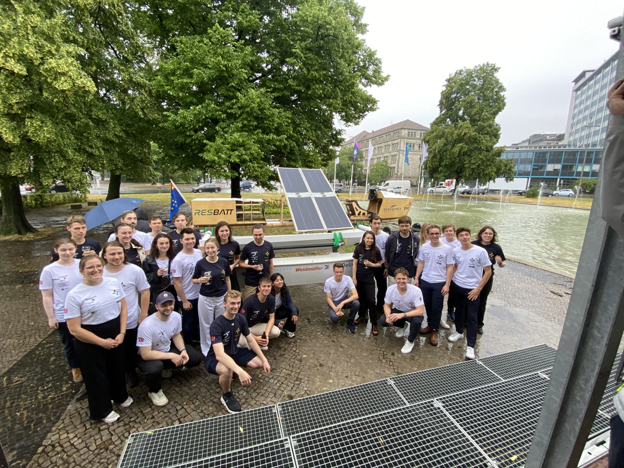 Regnerische Einweihungsfeier in Berlin: Die Studierenden der TU Berlin sind startklar für die Monaco Energy Boat Challenge. (Foto: Weidmüller)