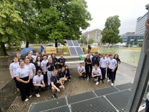 Regnerische Einweihungsfeier in Berlin: Die Studierenden der TU Berlin sind startklar für die Monaco Energy Boat Challenge. (Foto: Weidmüller)