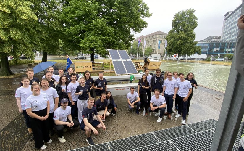 Regnerische Einweihungsfeier in Berlin: Die Studierenden der TU Berlin sind startklar für die Monaco Energy Boat Challenge. (Foto: Weidmüller)