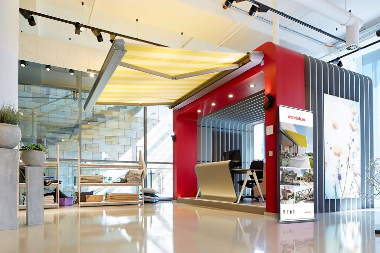Mit seinen eigenen Ausstellungs- und Schulungszentren sowie den im gleichen Stil gestalteten Schauräumen des Fachhandels hat der Markisenhersteller markilux seine Marke im Inland wie im Ausland bekannt gemacht. Beide Konzepte profitieren voneinander und sind Bausteine des Unternehmenswachstums. (Foto: Markilux)