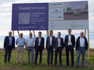 Tauschten sich über die Entwicklungen im Gewerbegebiet B214 / Osnabrücker Straße aus: (v. li.) Ludger Tieke als Leiter der Wirtschaftsförderung, Ortsbürgermeister Karl Storm, Martin Koopmann als Vorsitzender des Wirtschafts- und Grundstücksausschusses, Oberbürgermeister Dieter Krone, Ludwig Hoormann von der Steuerberater V. Blank & Kollegen GmbH & Co. KG sowie die Geschäftsführer und Gesellschafter der Thale Versicherungsmakler GmbH & Co. KG Frank Thale, David Schomaker und Jörg Thale. (Foto: Stadt Lingen)