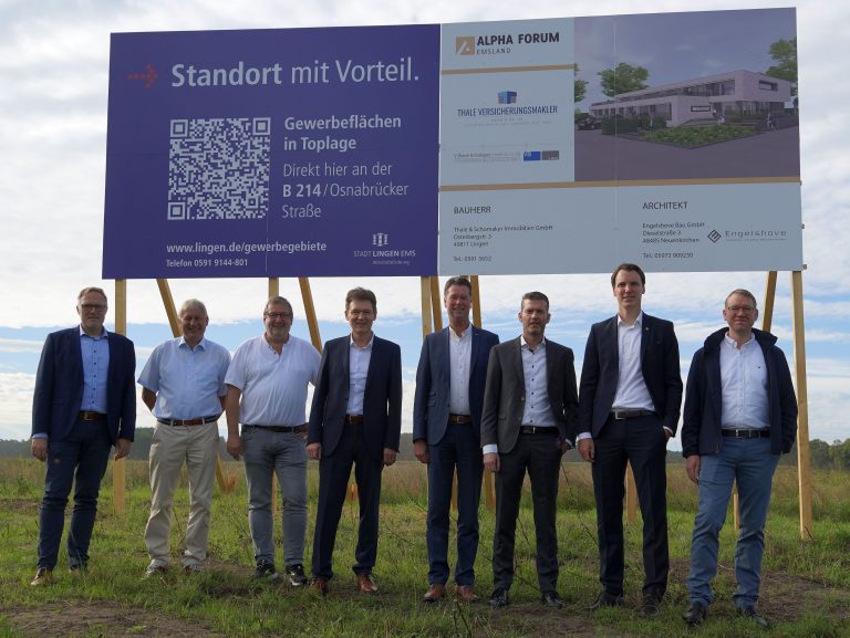 Tauschten sich über die Entwicklungen im Gewerbegebiet B214 / Osnabrücker Straße aus: (v. li.) Ludger Tieke als Leiter der Wirtschaftsförderung, Ortsbürgermeister Karl Storm, Martin Koopmann als Vorsitzender des Wirtschafts- und Grundstücksausschusses, Oberbürgermeister Dieter Krone, Ludwig Hoormann von der Steuerberater V. Blank & Kollegen GmbH & Co. KG sowie die Geschäftsführer und Gesellschafter der Thale Versicherungsmakler GmbH & Co. KG Frank Thale, David Schomaker und Jörg Thale. (Foto: Stadt Lingen)
