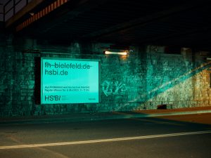 Seit dem 19. April 2023 firmiert die größte Hochschule für Angewandte Wissenschaften in OWL unter dem Namen: Hochschule Bielefeld – University of Applied Sciences and Arts (HSBI). Eine Plakatkampagne in der Region soll dabei helfen, den neuen Namen bekannt zu machen. (Foto: P. Pollmeier/HSBI)