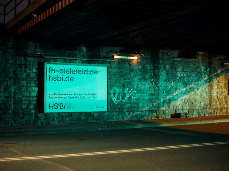 Seit dem 19. April 2023 firmiert die größte Hochschule für Angewandte Wissenschaften in OWL unter dem Namen: Hochschule Bielefeld – University of Applied Sciences and Arts (HSBI). Eine Plakatkampagne in der Region soll dabei helfen, den neuen Namen bekannt zu machen. (Foto: P. Pollmeier/HSBI)