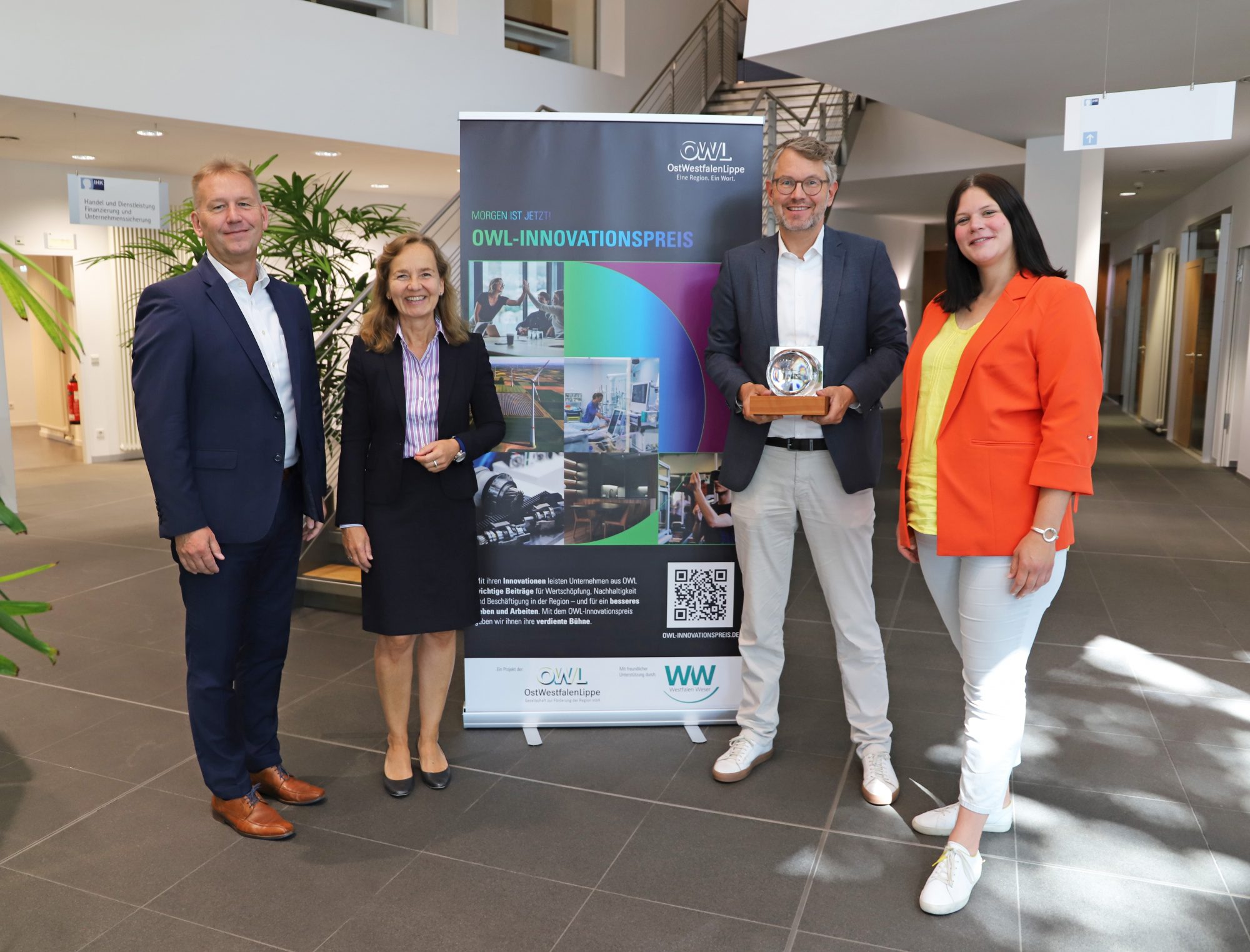 Freuen sich auf die Innovationen der OWL-Wirtschaft: Jürgen Noch (Geschäftsführer Westfalen Weser), Petra Pigerl-Radtke (Hauptgeschäftsführerin IHK Ostwestfalen zu Bielefeld), Wolfgang Marquardt (Prokurist OstWestfalenLippe GmbH) und Anna-Lena Lütke Börding (Projektleiterin OstWestfalenLippe GmbH) (Foto: OstWestfalenLippe GmbH)