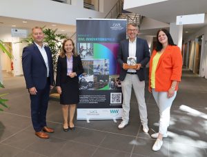 Freuen sich auf die Innovationen der OWL-Wirtschaft: Jürgen Noch (Geschäftsführer Westfalen Weser), Petra Pigerl-Radtke (Hauptgeschäftsführerin IHK Ostwestfalen zu Bielefeld), Wolfgang Marquardt (Prokurist OstWestfalenLippe GmbH) und Anna-Lena Lütke Börding (Projektleiterin OstWestfalenLippe GmbH) (Foto: OstWestfalenLippe GmbH)