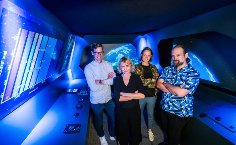 Im Cockpit: (v.r.) Dr. Matthias Schmidt-Rubart (Universität Bielefeld), Prof. Claudia Rohrmoser (Hochschule Bielefeld), Milla Lifke (Wissenswerkstadt Bielefeld) und Matthias Boerger (Volksbank Bielefeld-Gütersloh).“ (Foto: Wissenswerkstadt/ Sarah Jonek)