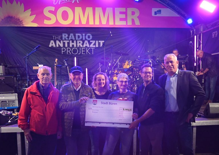 Bei der Übergabe des Spendenchecks (v. l.): Gerd Ladugga und Klaus Büker (beide Verein Rock gegen Krebs e. V. Oerlinghausen) Alexandra Neesen (Radio Anthrazit), Bettina Bolz-Bracht, Alexander Menke (Stadtmarketing Büren) und Wigbert Löper (stellvertretender Bürgermeister). (Foto: Stadt Büren)