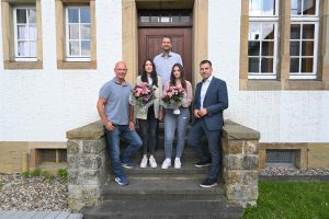 Von links: Ingo Dirks (Personalrat), Stefanie Pätzold, Kai Woracek (Abt. Zentrale Dienste), Vivien Braun und Bürgermeister Burkhard Schwuchow bei der Gratulation zur bestandenen Ausbildung. Es fehlt: Paula Sander. (Foto: Stadt Büren)