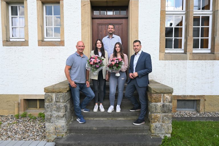 Von links: Ingo Dirks (Personalrat), Stefanie Pätzold, Kai Woracek (Abt. Zentrale Dienste), Vivien Braun und Bürgermeister Burkhard Schwuchow bei der Gratulation zur bestandenen Ausbildung. Es fehlt: Paula Sander. (Foto: Stadt Büren)