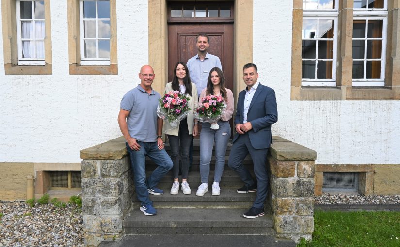 Von links: Ingo Dirks (Personalrat), Stefanie Pätzold, Kai Woracek (Abt. Zentrale Dienste), Vivien Braun und Bürgermeister Burkhard Schwuchow bei der Gratulation zur bestandenen Ausbildung. Es fehlt: Paula Sander. (Foto: Stadt Büren)