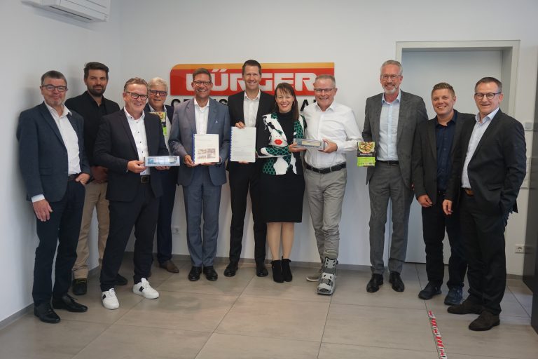 Trafen sich in Crailsheim zur Vertragsunterzeichnung und Besichtigung der Produktion: Walter Fink (v.l., Vertrieb Nagel-Group), Jan Neumeyer (Technischer Leiter Bürger), André Pleines (Executive Director Real Estate Nagel-Group), Thomas Teuchert (Geschäftsführer Bürger), Carsten Taucke (CEO Nagel-Group), Martin Bihlmaier (Geschäftsführer Bürger), Heidi Nemecek (Vertrieb Nagel-Group), Michael Kugel (Geschäftsführer Bürger), Gerd Neuenstein (Top Level Customer Management Nagel-Group), Daniel Weiser (Logistik Bürger), Marco Mahn (Niederlassungsleiter Nagel-Group Reichenbach) (Foto: Nagel Group)