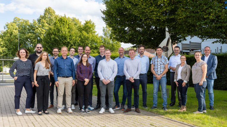 Gut gewappnet für die Zukunft: Die Teilnehmenden vom „Junior Leadership Program“ mit ihren Führungskräften. (Foto: Denios)