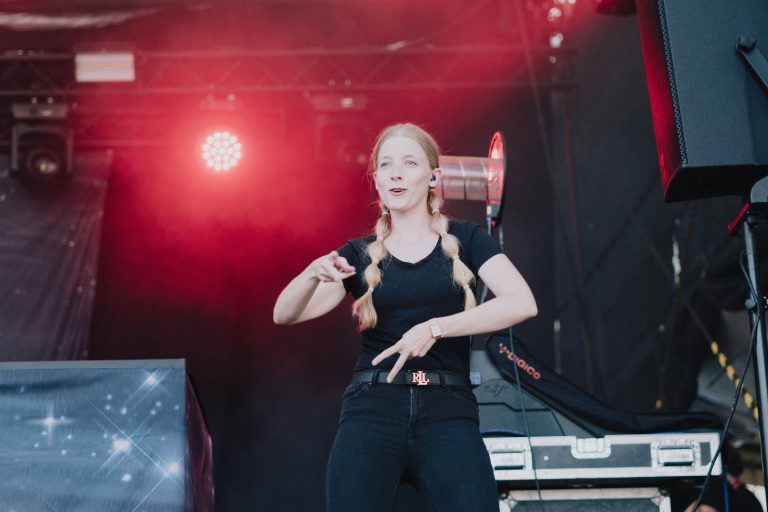 Cindy Klink steht am Sonntag neben Wincent Weiss auf der Bühne im Bielefelder Bürgerpark und wird die Lieder des Popstars in Gebärdensprache performen. (Foto: Marvin van Beek)