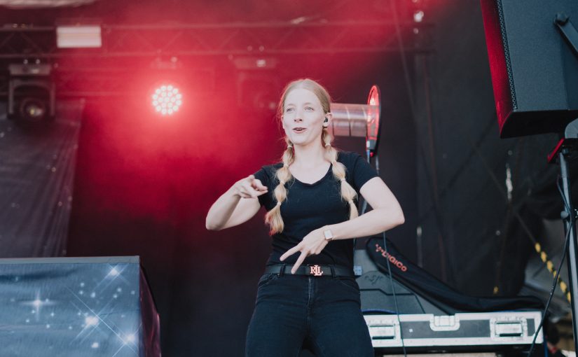Cindy Klink steht am Sonntag neben Wincent Weiss auf der Bühne im Bielefelder Bürgerpark und wird die Lieder des Popstars in Gebärdensprache performen. (Foto: Marvin van Beek)