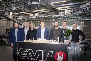 (v. li.) Ortsbürgermeister Christoph Stafflage, Stefan Wittler (Stellvertretender Vorsitzender des Wirtschafts- und Grundstücksausschusses), CEO Dr. Jan Fischer (EMP), Oberbürgermeister Dieter Krone, Director Logistics & Customer Service Tom Kuper (EMP), Sen. Projektmanager Logistics Matthias Herms (EMP) und Dietmar Lager von der Wirtschaftsförderung der Stadt Lingen. (Foto: Stadt Lingen)