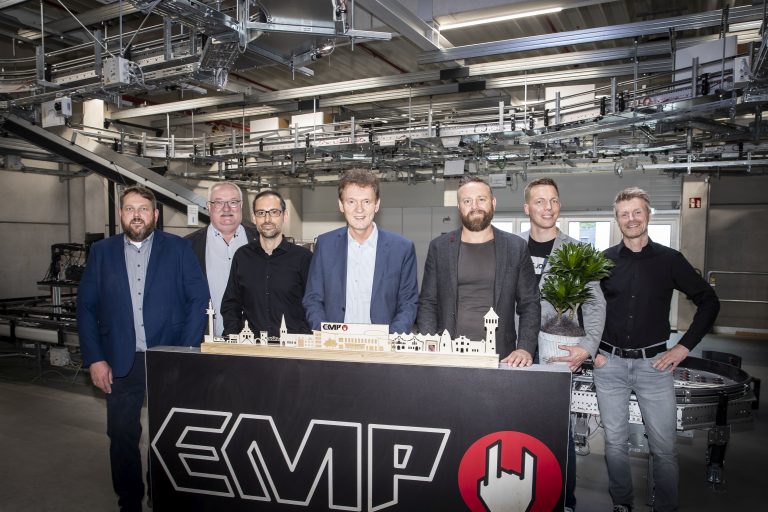 (v. li.) Ortsbürgermeister Christoph Stafflage, Stefan Wittler (Stellvertretender Vorsitzender des Wirtschafts- und Grundstücksausschusses), CEO Dr. Jan Fischer (EMP), Oberbürgermeister Dieter Krone, Director Logistics & Customer Service Tom Kuper (EMP), Sen. Projektmanager Logistics Matthias Herms (EMP) und Dietmar Lager von der Wirtschaftsförderung der Stadt Lingen. (Foto: Stadt Lingen)