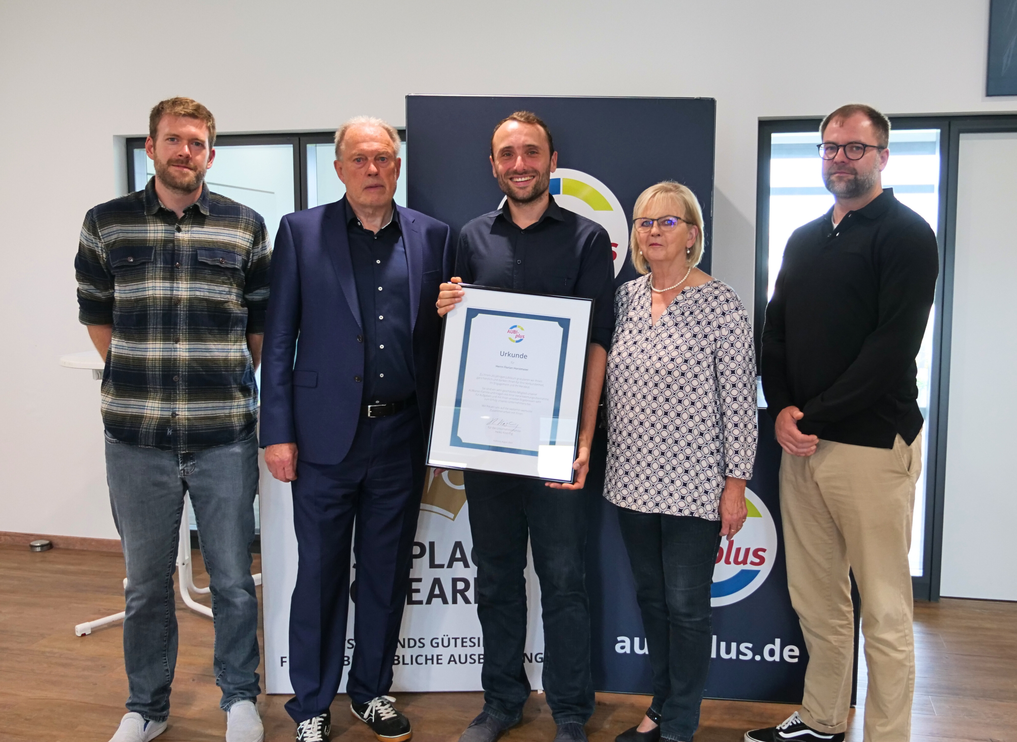 Jubilar Florian Horstmeier (Mitte) mit Fabian, Heiko, Renate und Niels Köstring. (Bild: AUBI-plus GmbH)