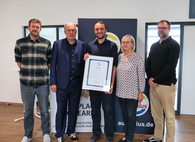 Jubilar Florian Horstmeier (Mitte) mit Fabian, Heiko, Renate und Niels Köstring. (Bild: AUBI-plus GmbH)
