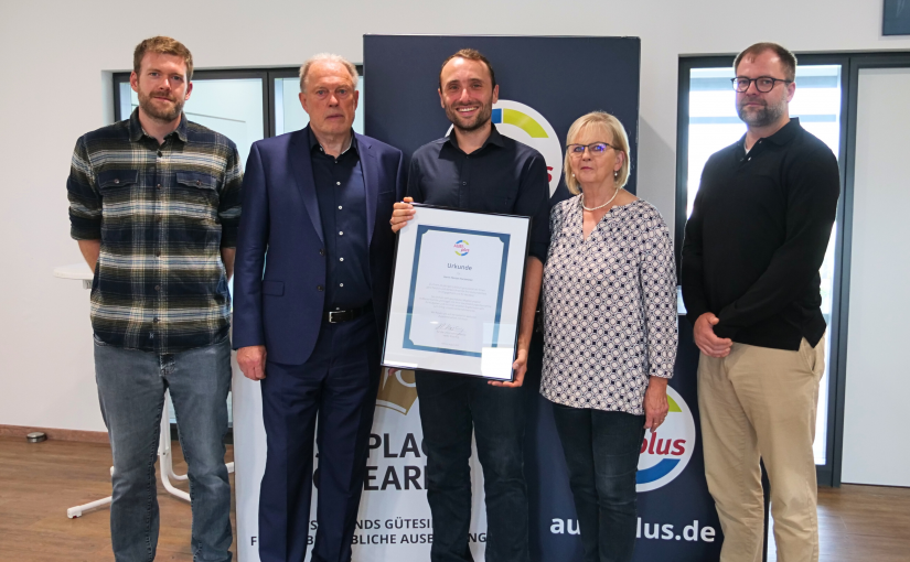 Jubilar Florian Horstmeier (Mitte) mit Fabian, Heiko, Renate und Niels Köstring. (Bild: AUBI-plus GmbH)